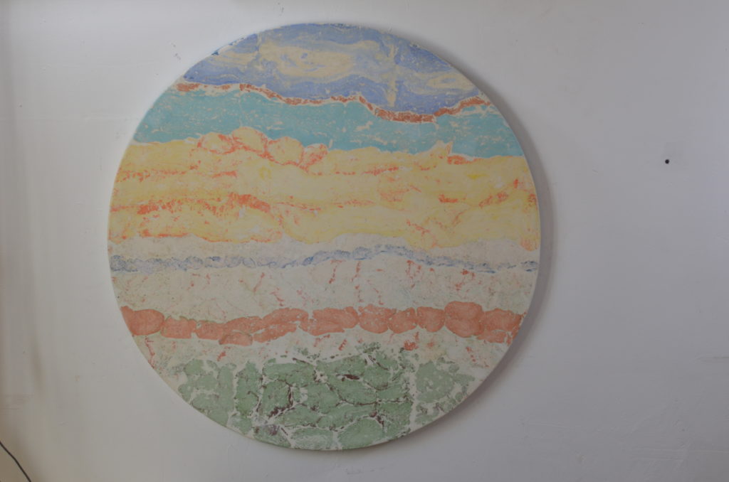 Une applique murale telle une rosace.
Des couleurs vives et rafraichissantes
