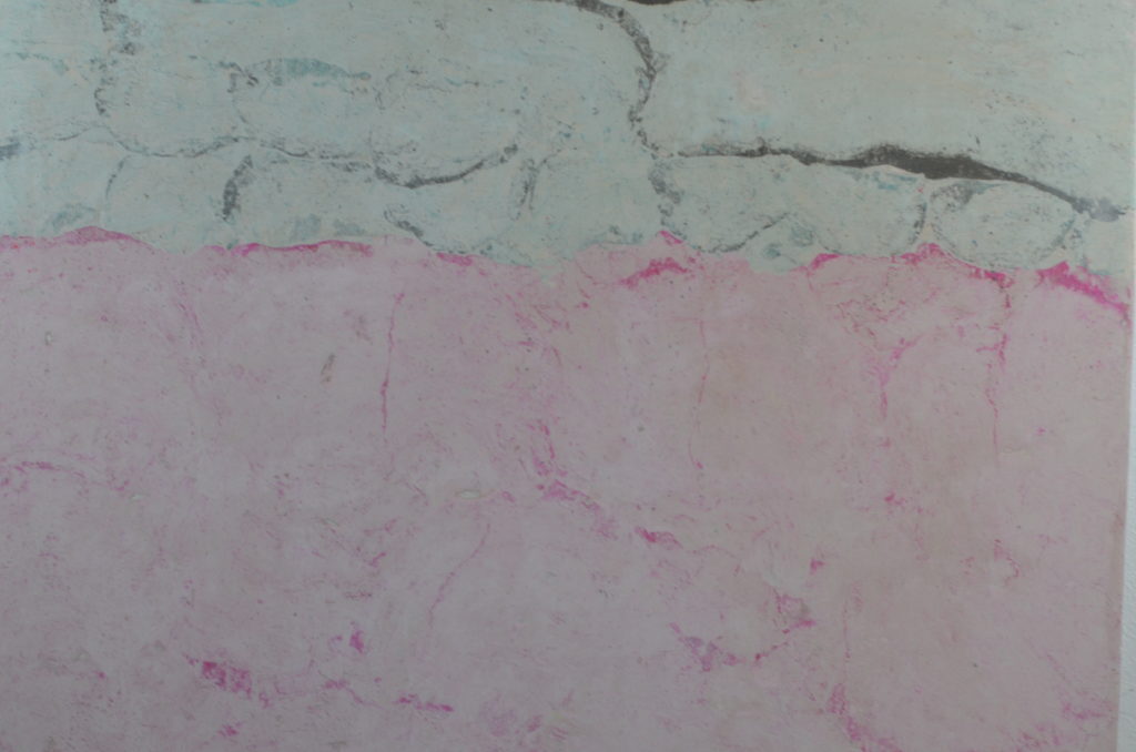dialogue des températures Au centre, la bande bleu-gris joue le rôle de charnière : par sa fraîcheur et ses veinages graphite, elle sépare et relie à la fois les deux masses colorées, comme une ligne de flottaison ou une faille géologique.